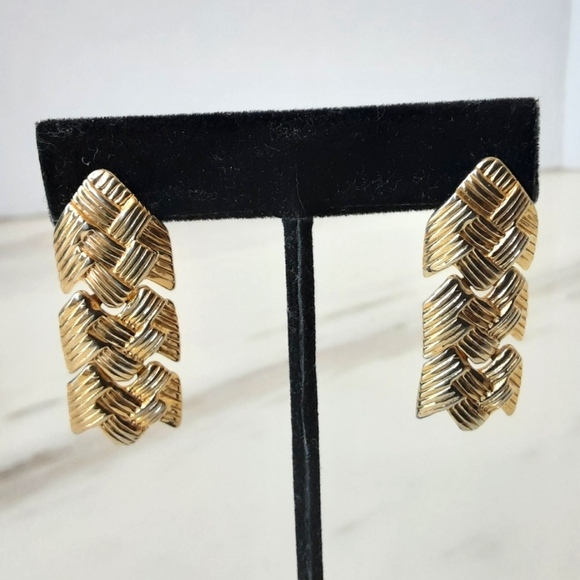 Arrow Textured Ribbed Gold Plate Articulate Dangle Pierced Earring 1.5" - Vtg - Picture 3 of 7